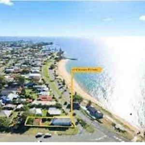 Beachside Queenslander Scarborough